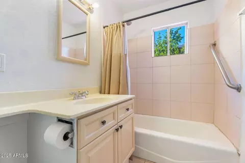 Bath - 2741 E Brill St, Phoenix, AZ 85008 photo 2 of 2