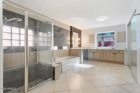 Bath - 2741 E Brill St, Phoenix, AZ 85008 photo 1 of 2