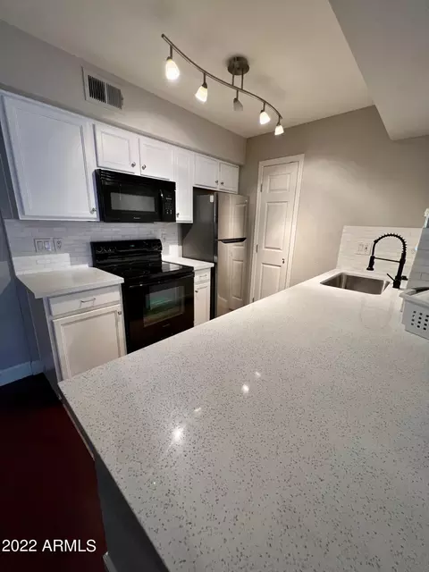 2625 E Indian School Rd #101, Phoenix, AZ 85016