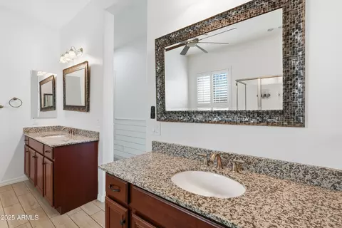 Bath - 1432 E Pedro Rd, Phoenix, AZ 85042 photo 2 of 5