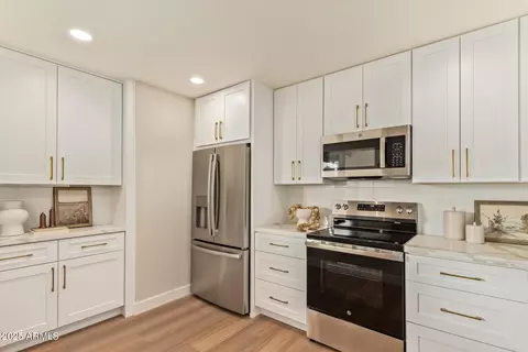 Kitchen - 4201 E Camelback Rd #14, Phoenix, AZ 85018 photo 1 of 4
