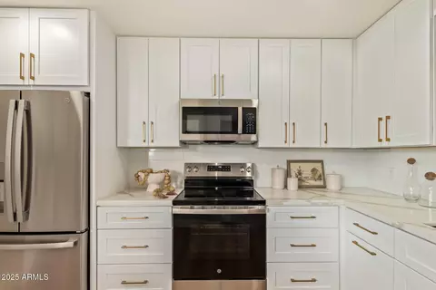 Kitchen - 4201 E Camelback Rd #14, Phoenix, AZ 85018 photo 2 of 4