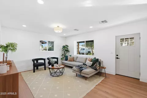Living - 3102 N 34th St, Phoenix, AZ 85018 photo 2 of 2