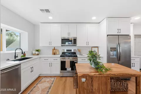 Kitchen - 3102 N 34th St, Phoenix, AZ 85018 photo 2 of 3