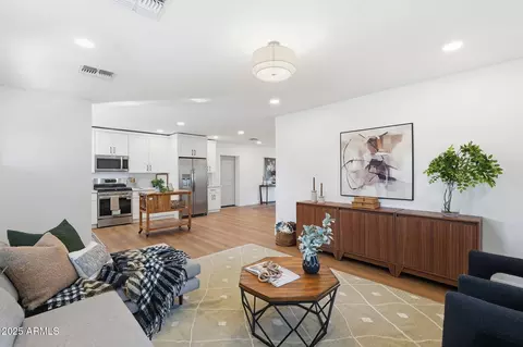 Living - 3102 N 34th St, Phoenix, AZ 85018 photo 1 of 2
