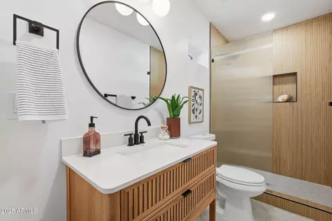 Bath - 3102 N 34th St, Phoenix, AZ 85018 photo 1 of 2