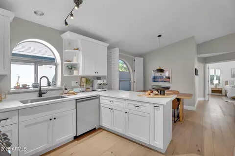 Kitchen - 4520 E Lone Cactus Dr, Phoenix, AZ 85050 photo 4 of 5