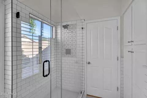 Bath - 4520 E Lone Cactus Dr, Phoenix, AZ 85050 photo 2 of 4