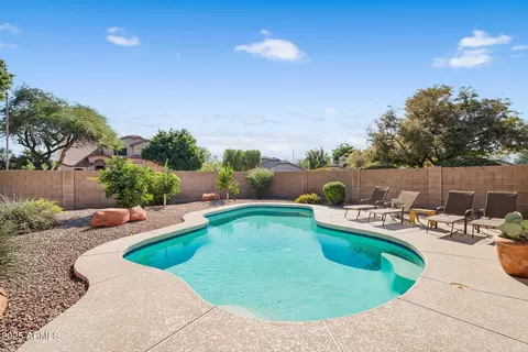 Exterior - 4520 E Lone Cactus Dr, Phoenix, AZ 85050 photo 5 of 8