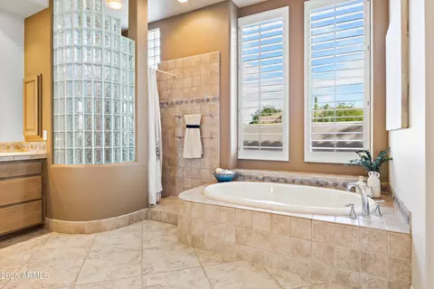 Bath - 5362 E Herrera Dr, Phoenix, AZ 85054 photo 3 of 7