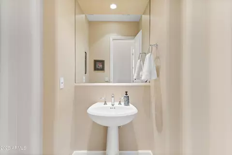 Bath - 5362 E Herrera Dr, Phoenix, AZ 85054 photo 7 of 7