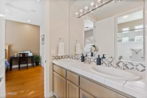 Bath - 5362 E Herrera Dr, Phoenix, AZ 85054 photo 6 of 7