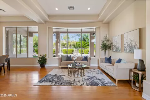 Living - 5362 E Herrera Dr, Phoenix, AZ 85054 photo 2 of 4