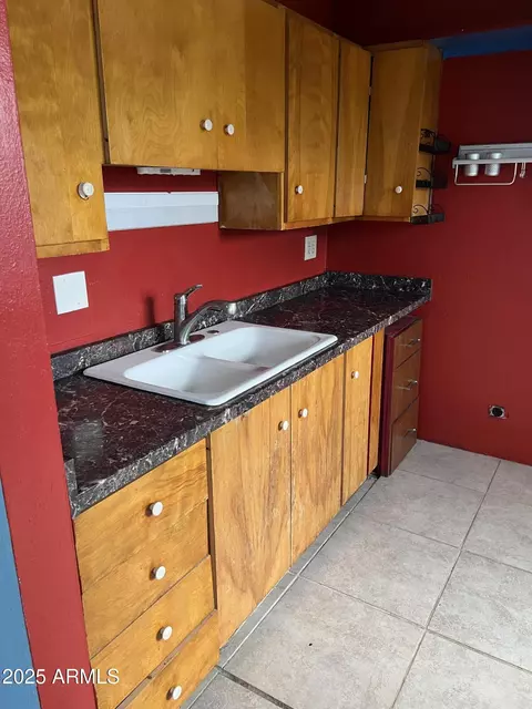 Kitchen - 2530 W Berridge Ln #E102, Phoenix, AZ 85017 photo 1 of 2