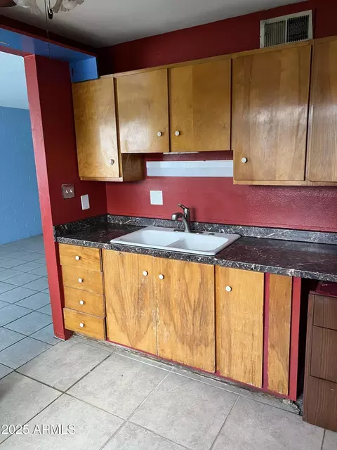 Kitchen - 2530 W Berridge Ln #E102, Phoenix, AZ 85017 photo 2 of 2