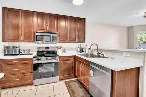 Kitchen - 758 E Sack Dr, Phoenix, AZ 85024 photo 1 of 2
