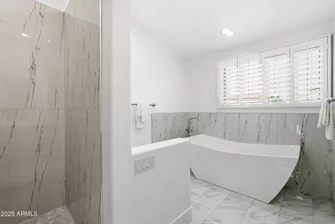 Bath - 1709 E Gelding Dr, Phoenix, AZ 85022 photo 5 of 7