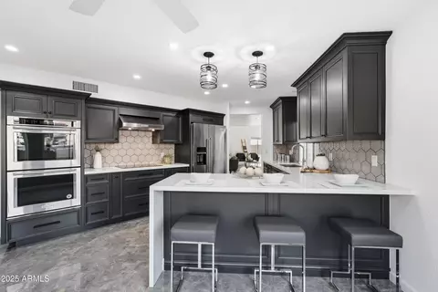Kitchen - 1709 E Gelding Dr, Phoenix, AZ 85022 photo 6 of 8
