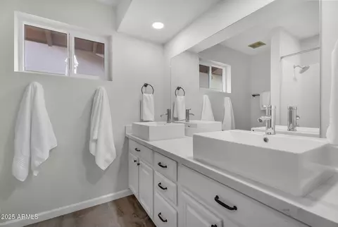 Bath - 506 Ellis Dr, Tempe, AZ 85282 photo 3 of 6