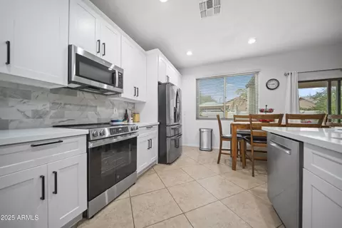 Kitchen - 4010 E Sundance Ct, Gilbert, AZ 85297 photo 2 of 2