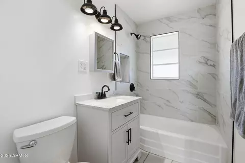 Bath - 2001 N 39th Ave, Phoenix, AZ 85009 photo 1 of 3