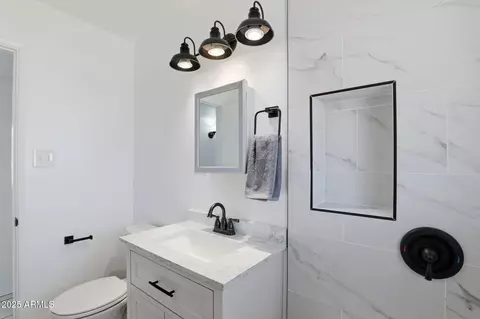 Bath - 2001 N 39th Ave, Phoenix, AZ 85009 photo 2 of 3