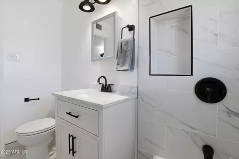 Bath - 2001 N 39th Ave, Phoenix, AZ 85009 photo 3 of 3