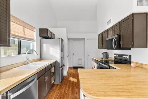 Kitchen - 3925 E Monte Cristo Ave, Phoenix, AZ 85032 photo 2 of 3