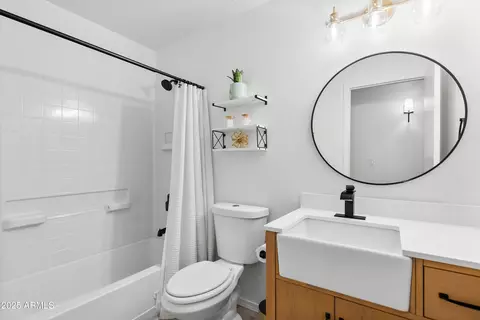 Bath - 3925 E Monte Cristo Ave, Phoenix, AZ 85032 photo 3 of 3