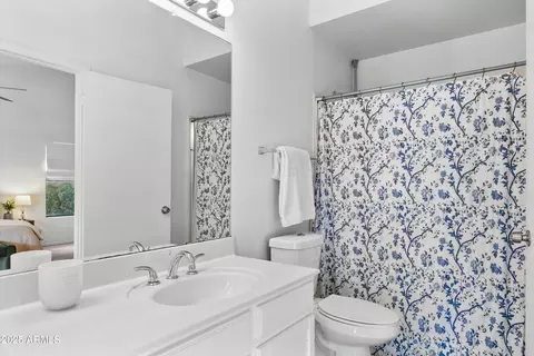 Bath - 3925 E Monte Cristo Ave, Phoenix, AZ 85032 photo 1 of 3