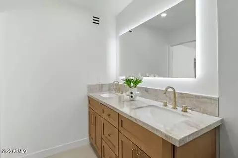 Bath - 2949 N 29th St, Phoenix, AZ 85016 photo 3 of 6