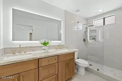 Bath - 2949 N 29th St, Phoenix, AZ 85016 photo 1 of 6
