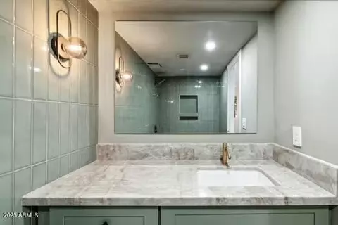 Bath - 2949 N 29th St, Phoenix, AZ 85016 photo 5 of 6