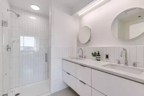 Bath - 312 E Windsor Ave #13, Phoenix, AZ 85004 photo 1 of 1