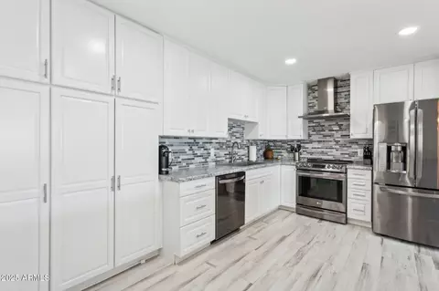 Kitchen - 1643 E Borghese Pl, Phoenix, AZ 85016 photo 2 of 2