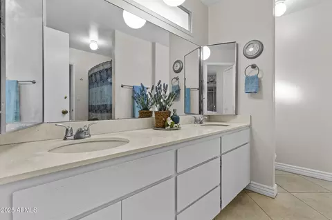 Bath - 1019 E Watson Dr, Tempe, AZ 85283 photo 1 of 3