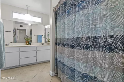 Bath - 1019 E Watson Dr, Tempe, AZ 85283 photo 2 of 3