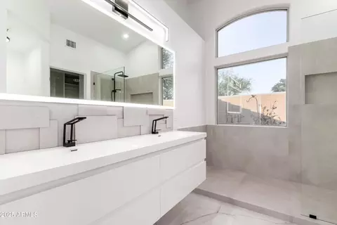 Bath - 3871 E Pinon Ct, Gilbert, AZ 85234 photo 1 of 3