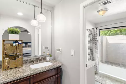 Bath - 4320 E Hearn Rd, Phoenix, AZ 85032 photo 2 of 3
