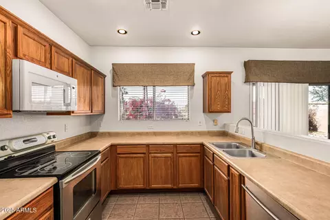 Kitchen - 1096 E Parkview Ct, Gilbert, AZ 85295 photo 2 of 3