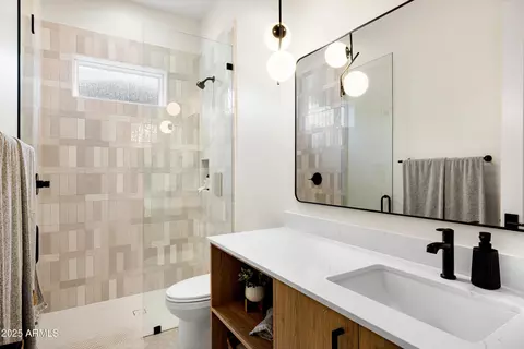 Bath - 3721 E Piccadilly Rd, Phoenix, AZ 85018 photo 4 of 8