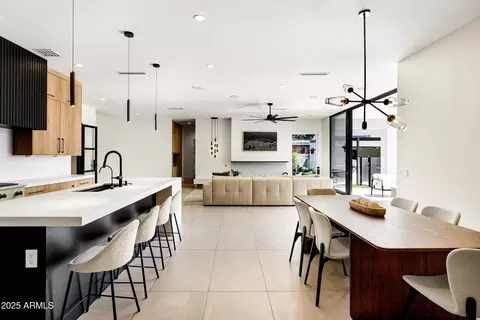 Dining - 3721 E Piccadilly Rd, Phoenix, AZ 85018 photo 2 of 2