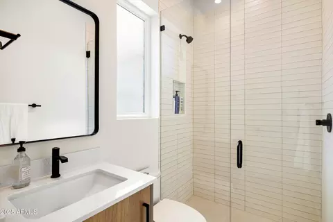 Bath - 3721 E Piccadilly Rd, Phoenix, AZ 85018 photo 6 of 8