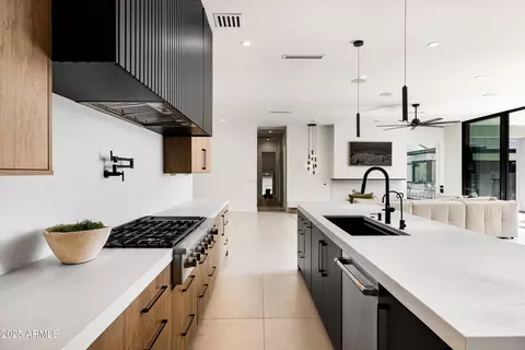 Kitchen - 3721 E Piccadilly Rd, Phoenix, AZ 85018 photo 4 of 5