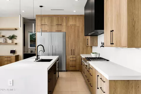 Kitchen - 3721 E Piccadilly Rd, Phoenix, AZ 85018 photo 3 of 5