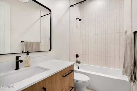 Bath - 3721 E Piccadilly Rd, Phoenix, AZ 85018 photo 5 of 8