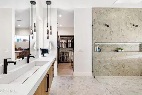 Bath - 3721 E Piccadilly Rd, Phoenix, AZ 85018 photo 1 of 8