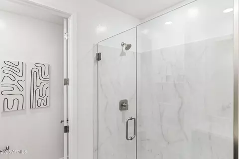 Bath - 9820 S 11th Pl, Phoenix, AZ 85042 photo 4 of 5