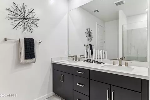 Bath - 9820 S 11th Pl, Phoenix, AZ 85042 photo 1 of 5