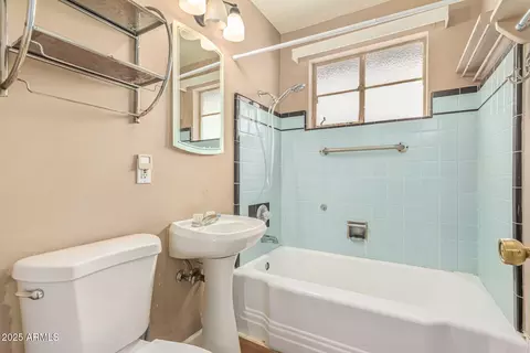 Bath - 9011 N 3rd Dr, Phoenix, AZ 85021 photo 1 of 1